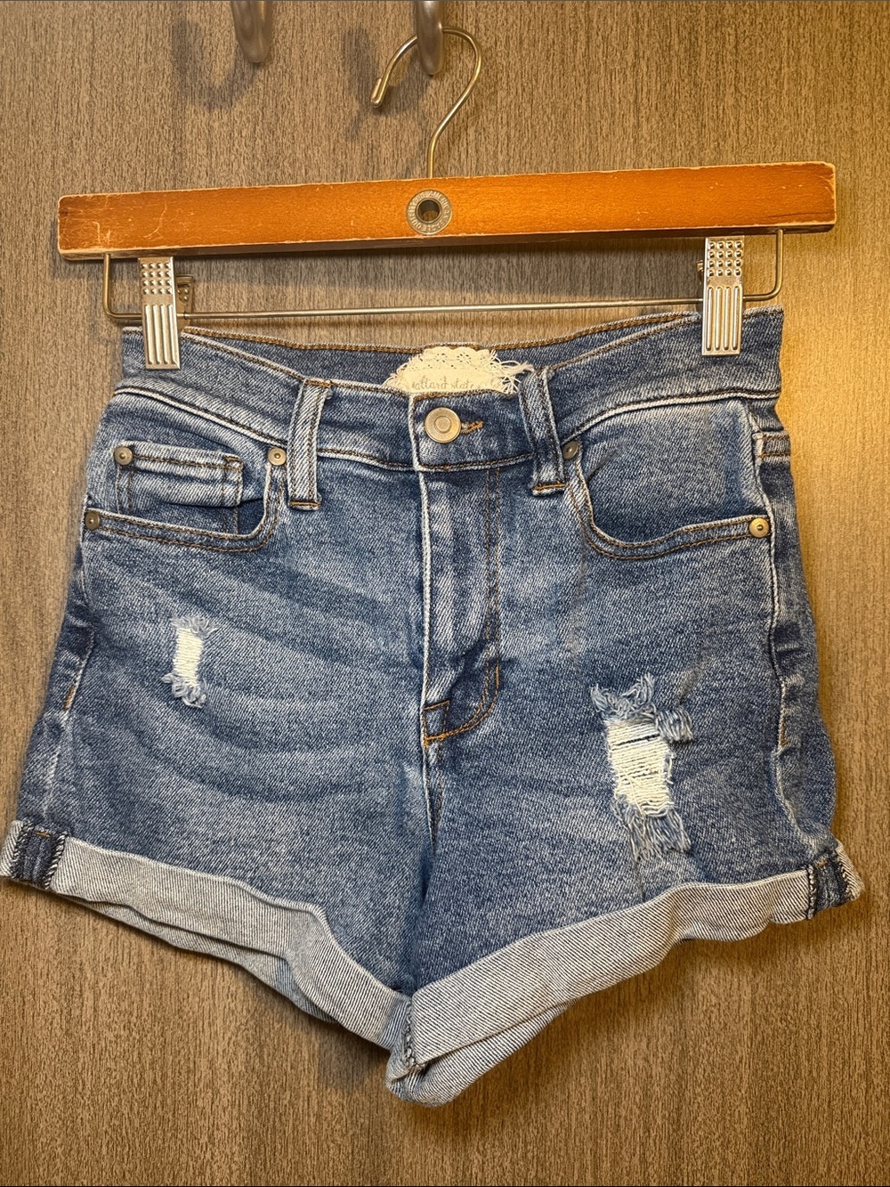 Altar’d State Women’s Distressed High Rise Medium Wash Denim Shorts 26in EUC